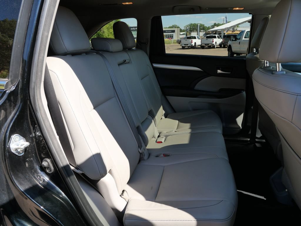 Used 2018 Toyota Highlander XLE AWD/4WD image 14