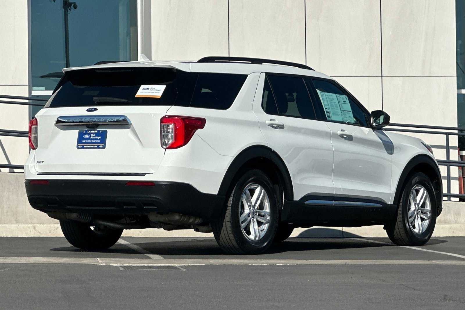 Certified 2022 Ford Explorer XLT image 3