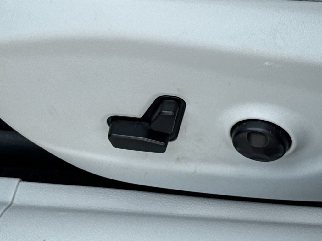 Used 2019 Jeep Cherokee Limited FWD image 23