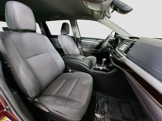 Used 2018 Toyota Highlander LE w/ Carpet Mat Package (TMS) AWD/4WD image 15