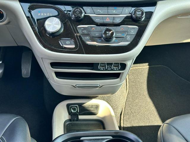 Used 2024 Chrysler Pacifica Touring-L FWD image 15