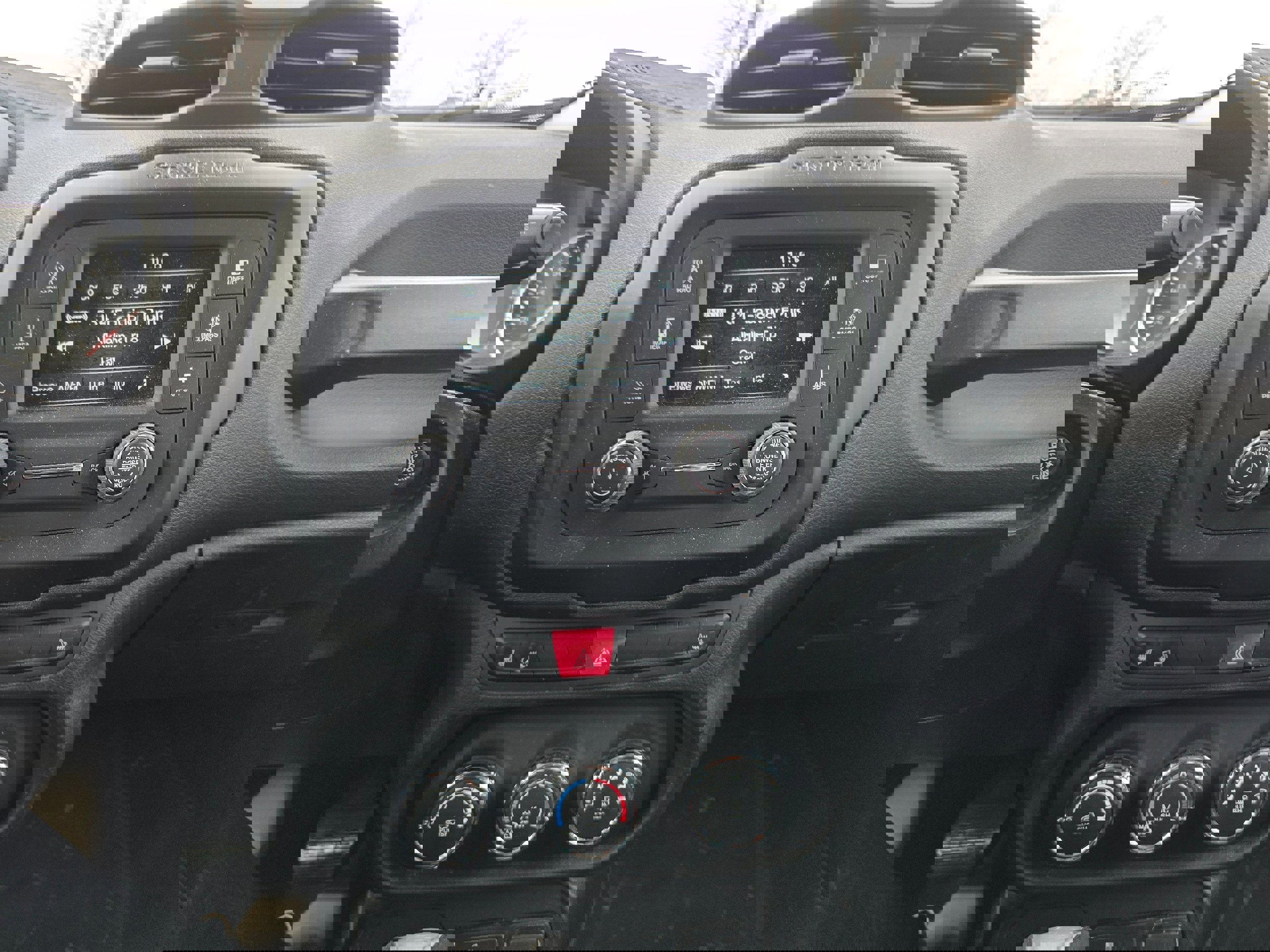 Used 2017 Jeep Renegade Latitude w/ Cold Weather Group image 12