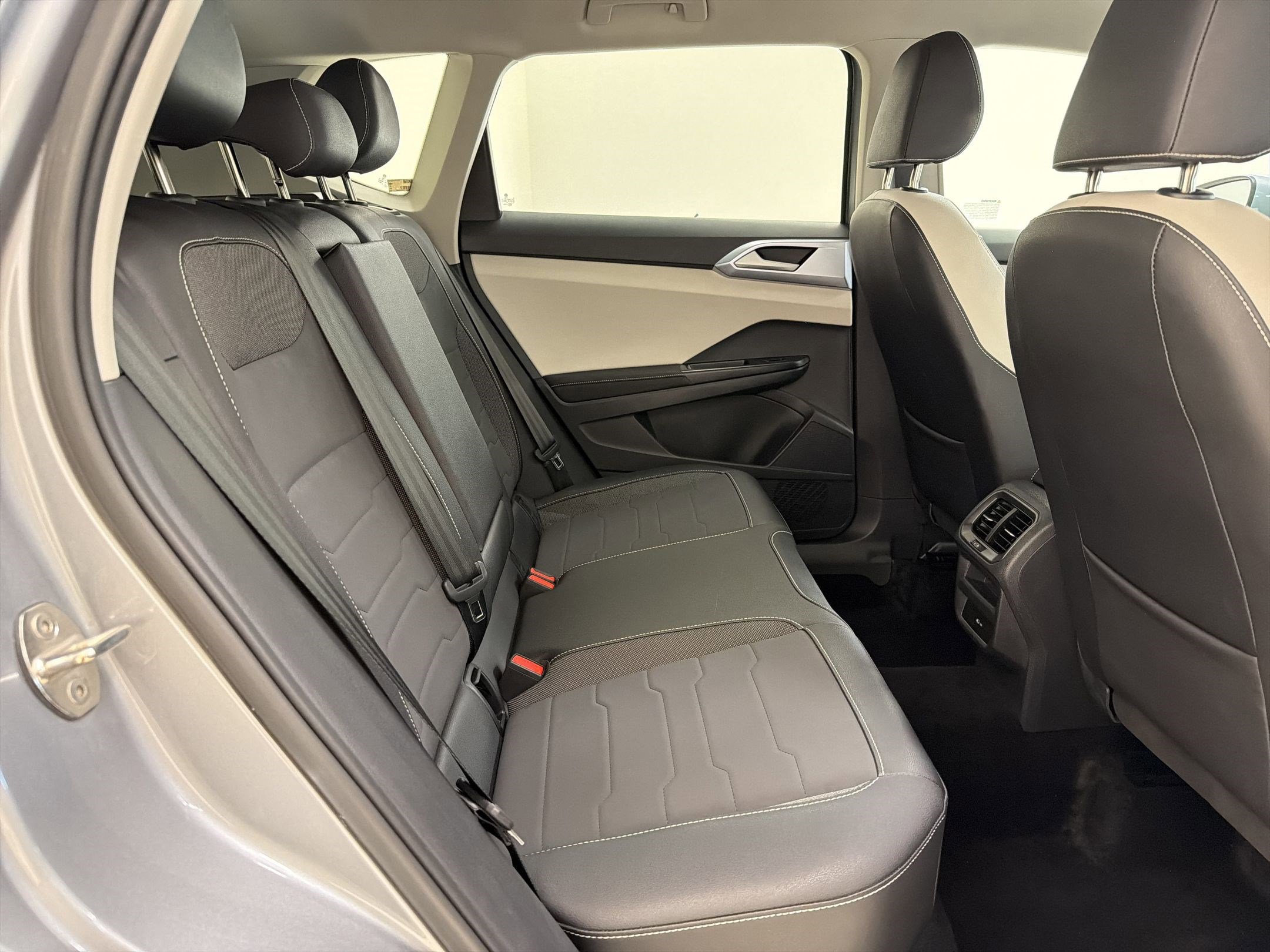 Used 2025 Volkswagen Taos SE FWD image 28