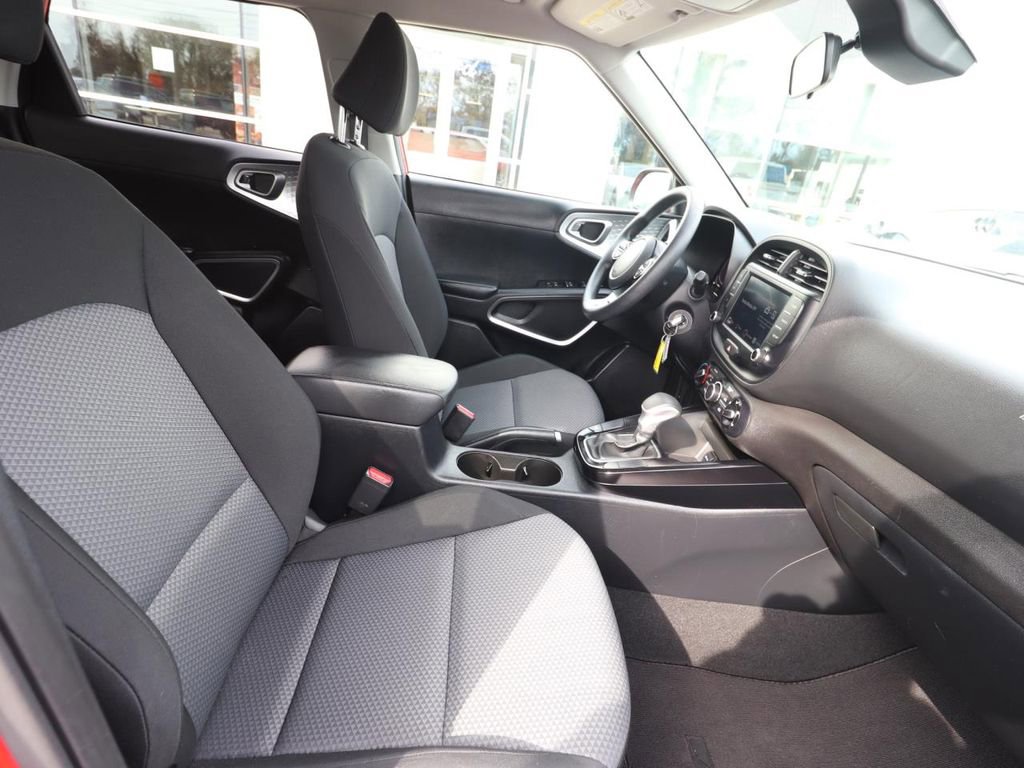 Used 2025 Kia Soul LX w/ LX Technology Package image 12