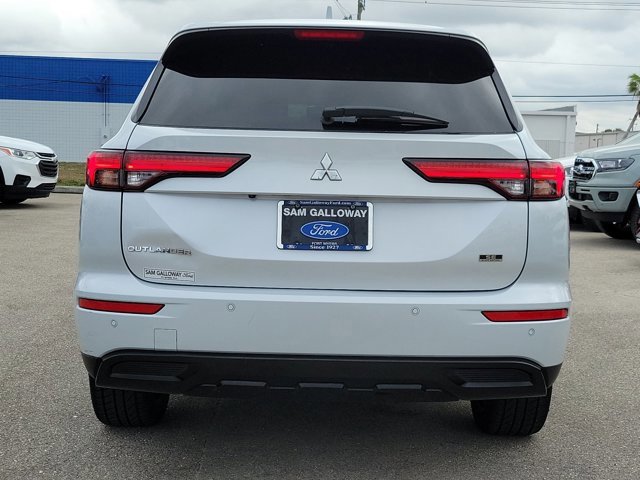 Used 2023 Mitsubishi Outlander SE image 3