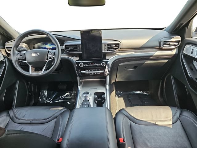 Certified 2023 Ford Explorer Platinum w/ Technology Package AWD/4WD image 9