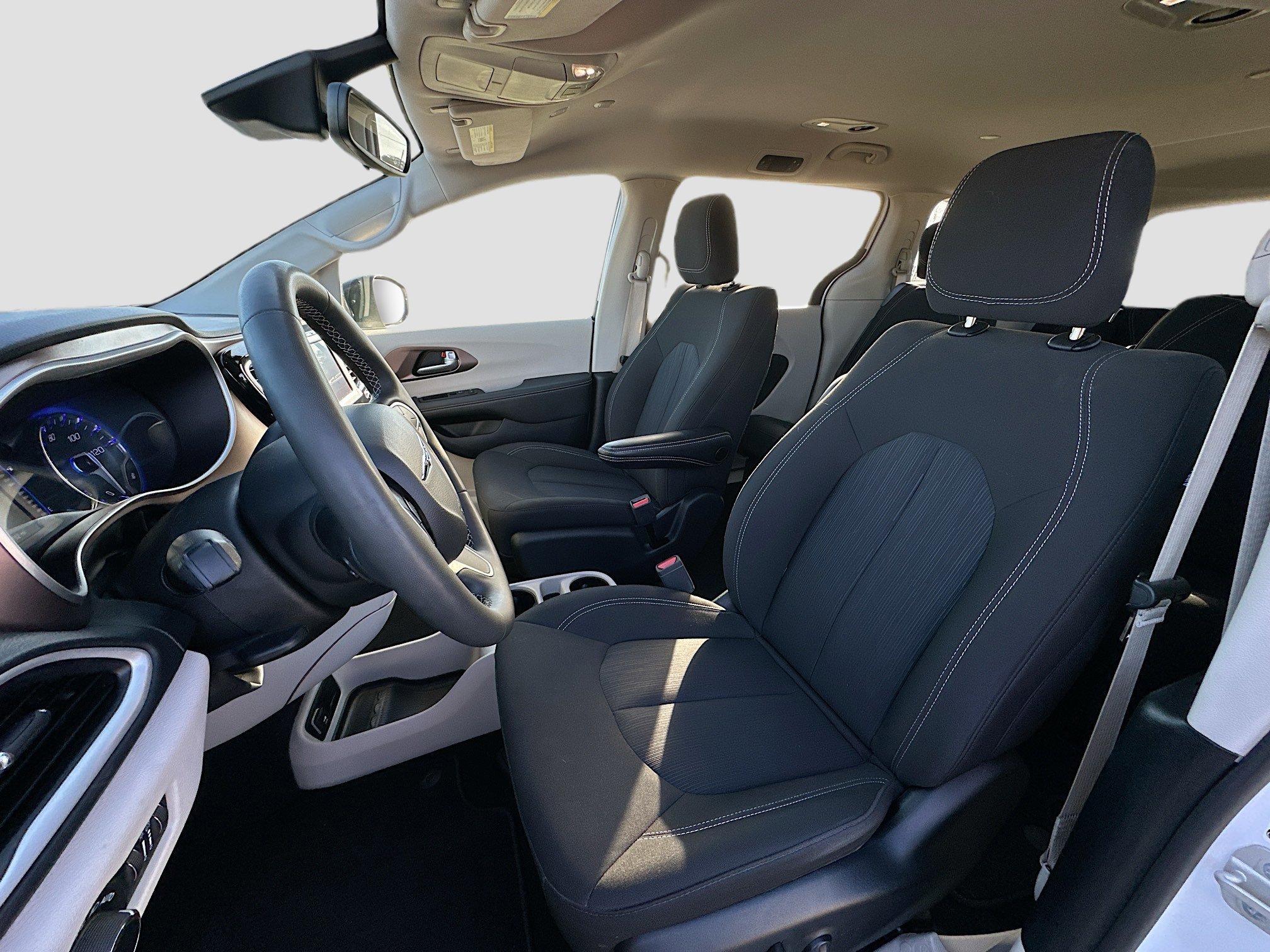 Used 2024 Chrysler Voyager LX image 19