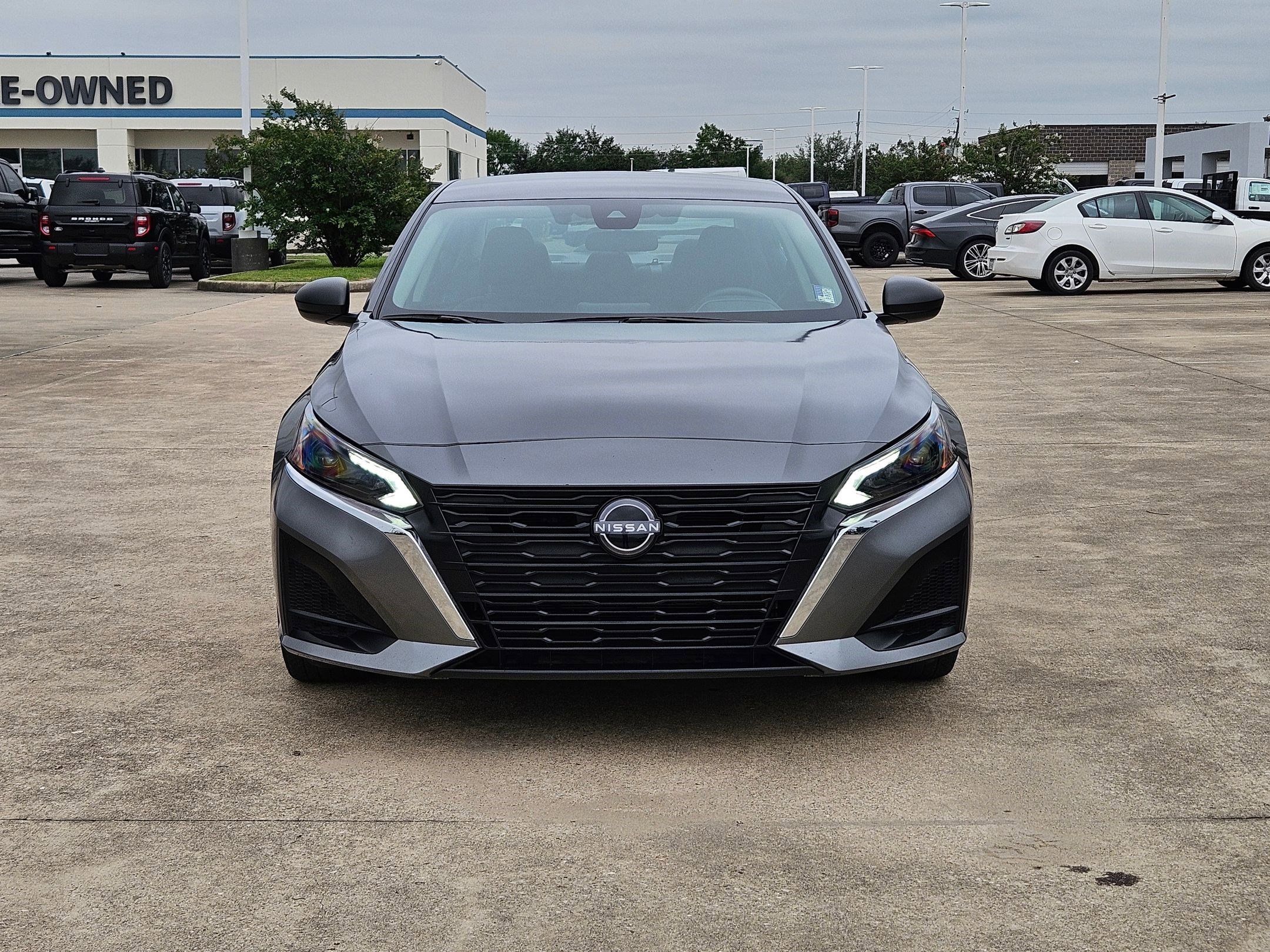 Used 2025 Nissan Altima 2.5 SV FWD image 11