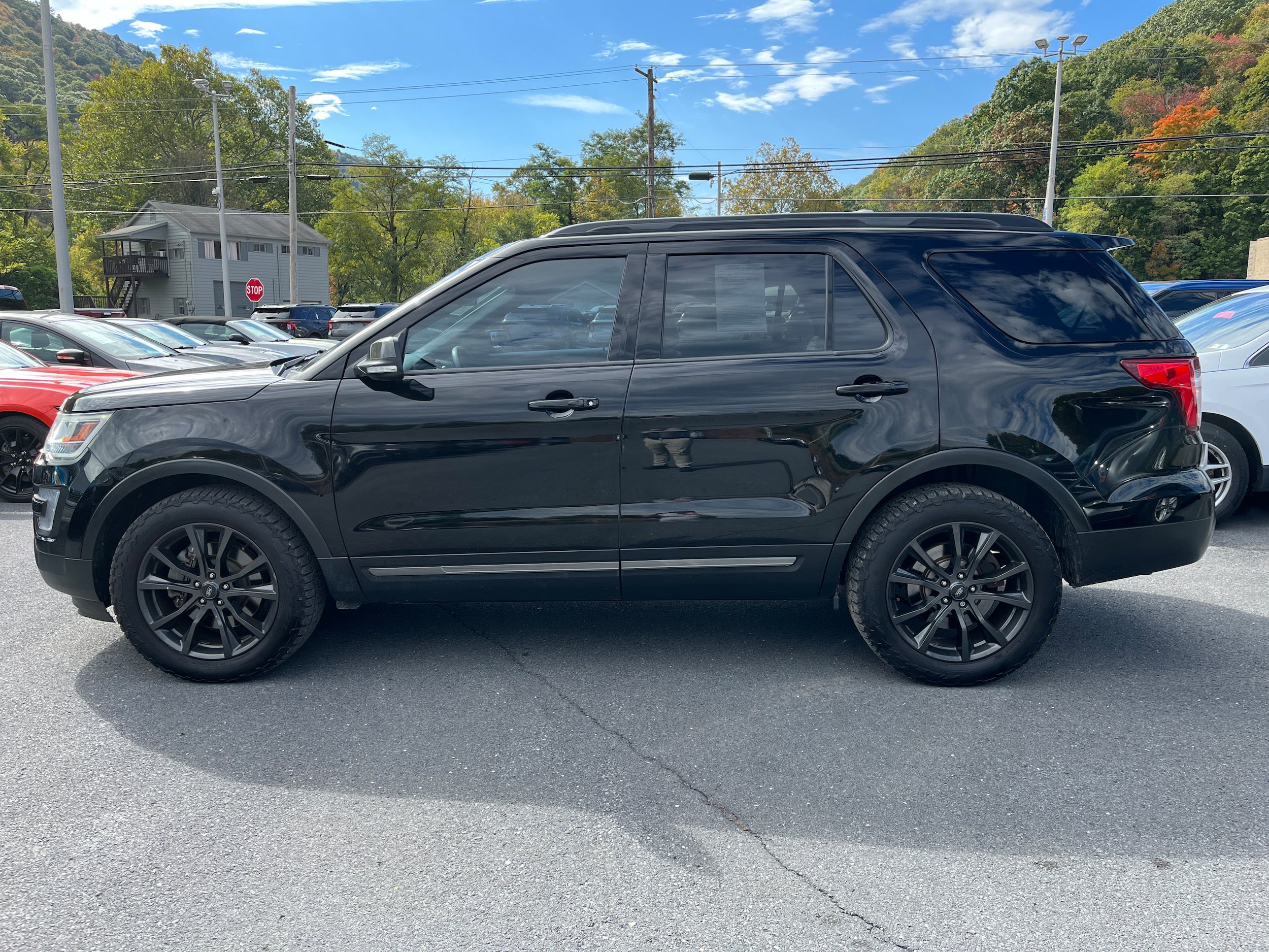 Certified 2017 Ford Explorer XLT w/ XLT Technology Feature Bundle AWD/4WD image 11