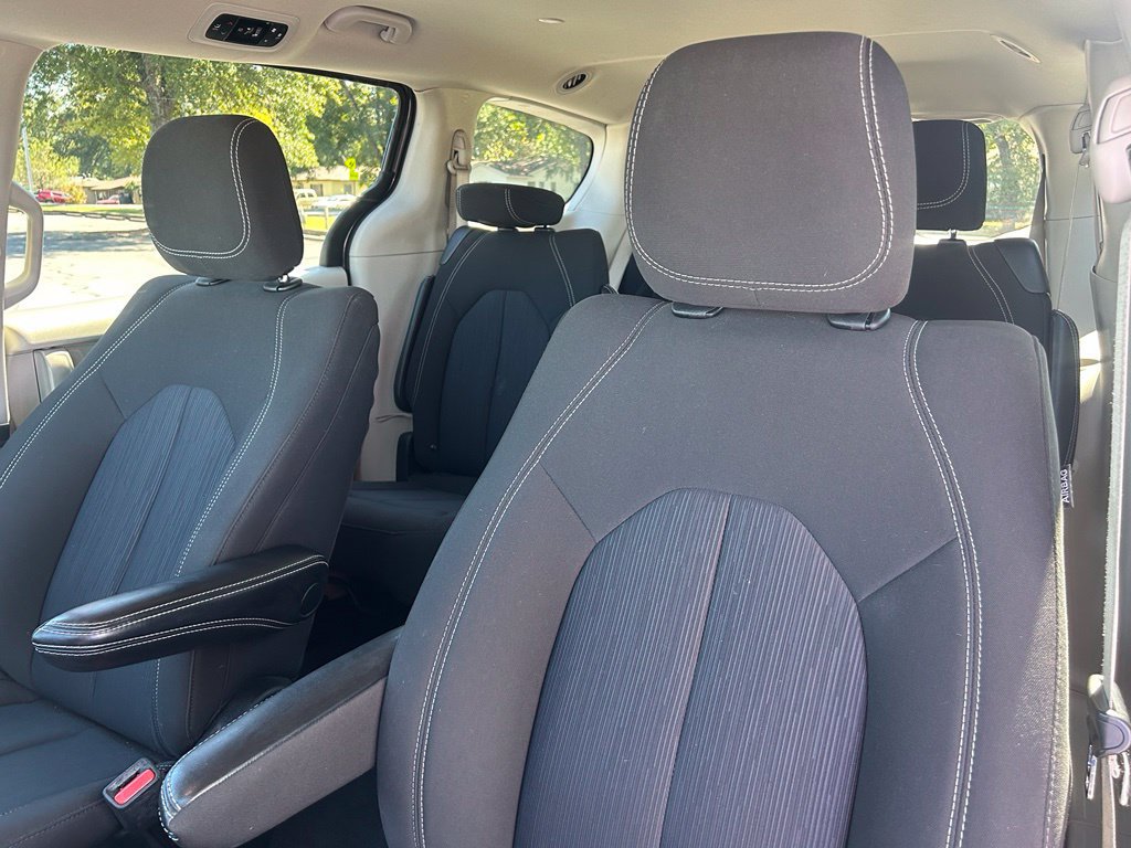 Used 2023 Chrysler Voyager LX FWD image 17
