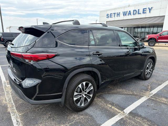 Used 2021 Toyota Highlander XLE AWD/4WD image 3