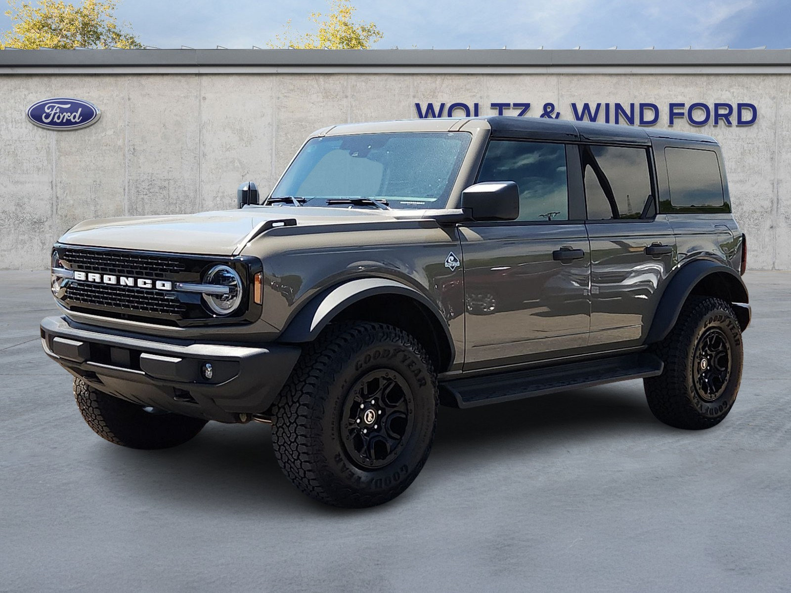Certified 2025 Ford Bronco Outer Banks w/ Sasquatch Package AWD/4WD image 3