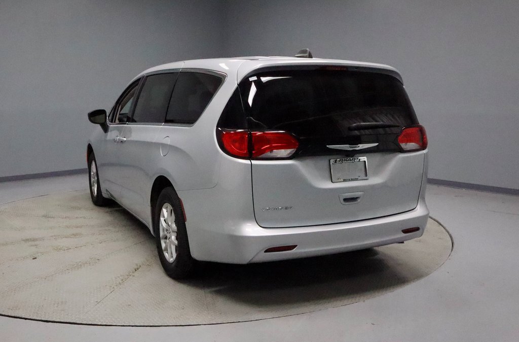 Used 2024 Chrysler Voyager LX image 8