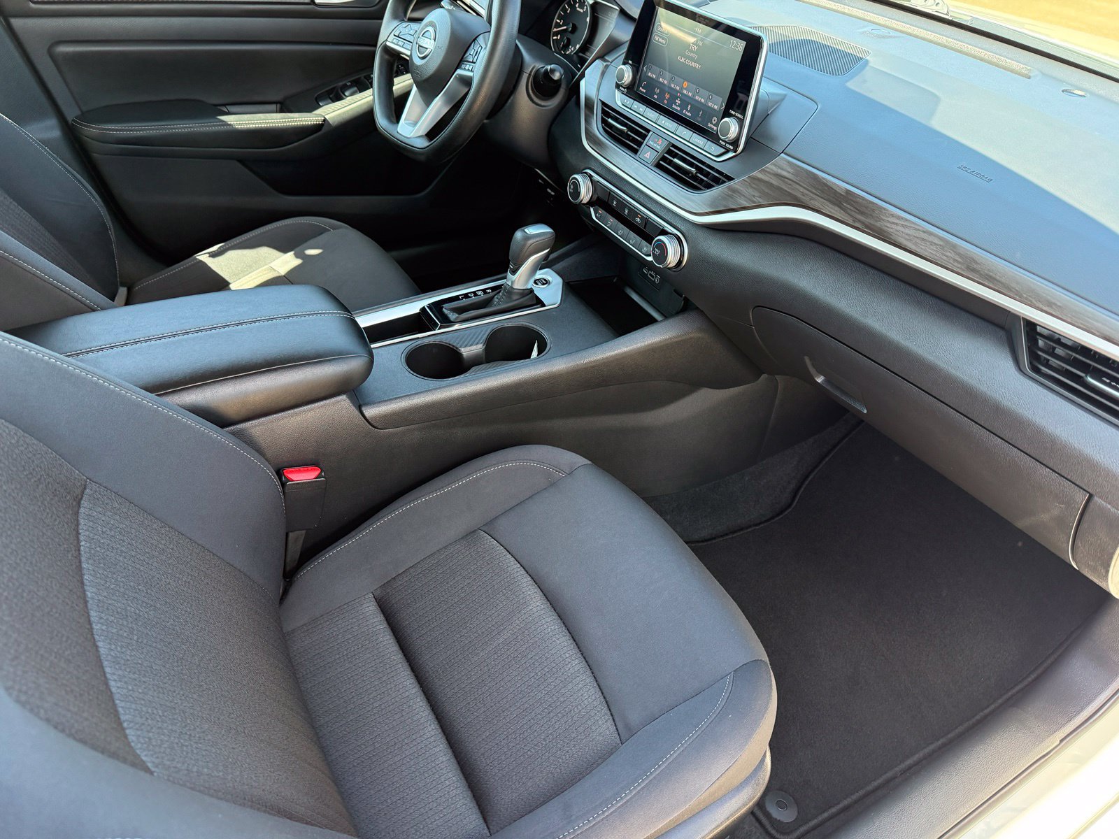 Used 2025 Nissan Altima 2.5 SV FWD image 17