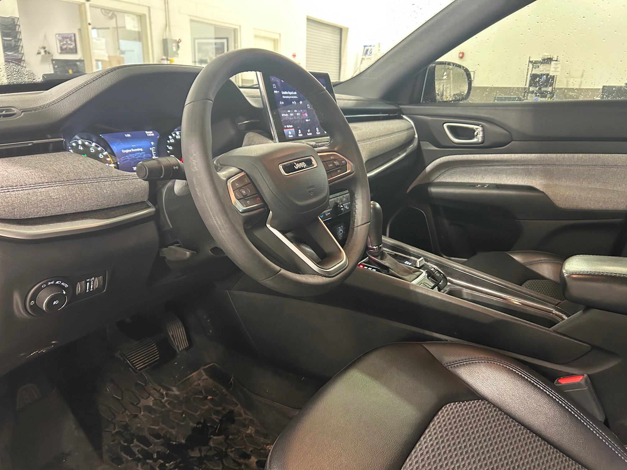 Used 2023 Jeep Compass Latitude AWD/4WD image 5