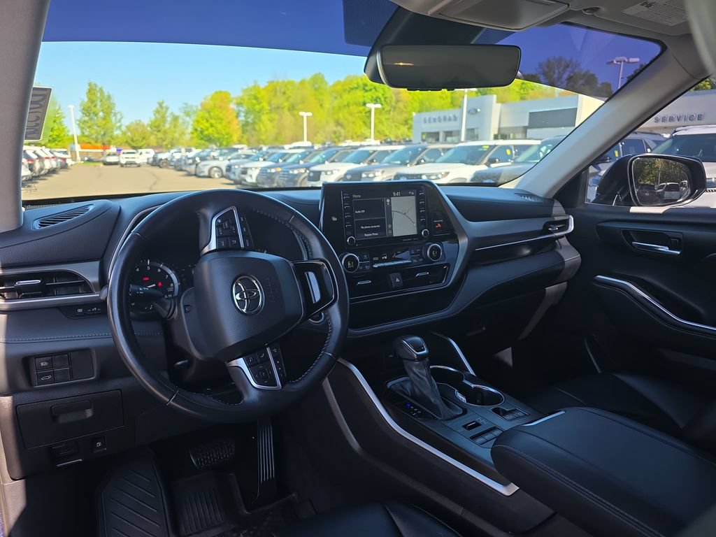 Used 2021 Toyota Highlander XLE AWD/4WD image 19