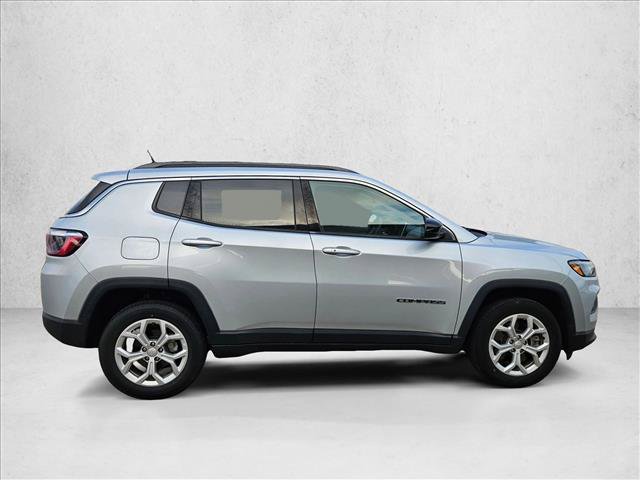 Used 2024 Jeep Compass Latitude AWD/4WD image 4