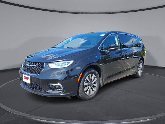 Used 2023 Chrysler Pacifica Touring-L FWD image 1