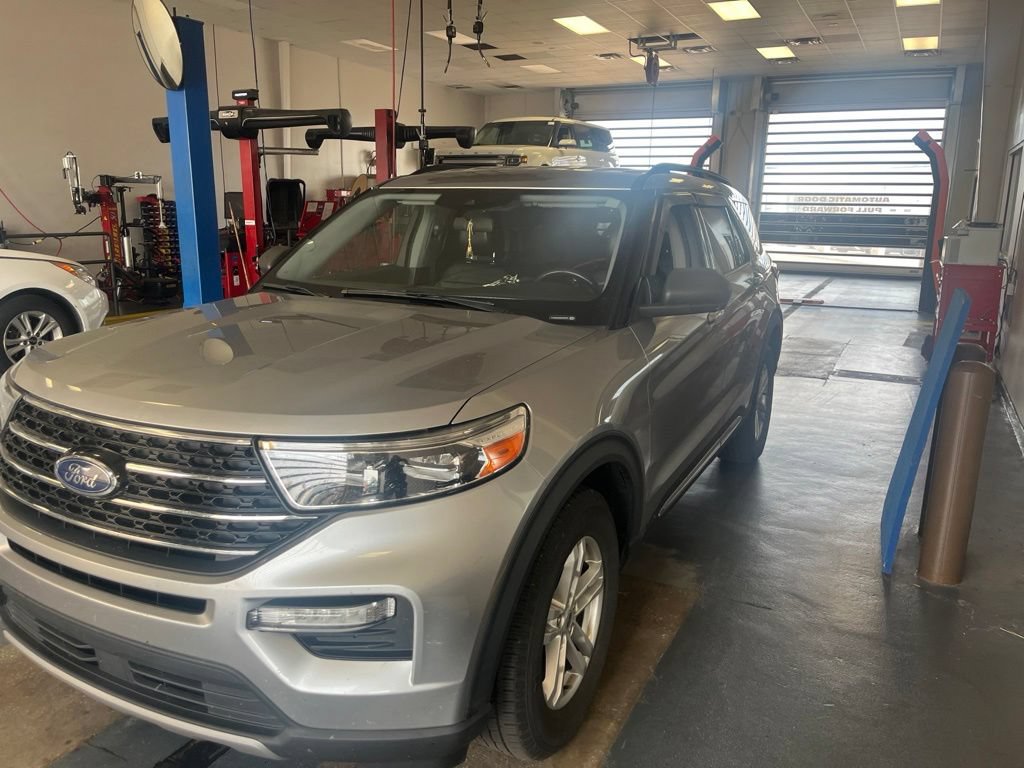 Certified 2021 Ford Explorer XLT w/ Equipment Group 202A AWD/4WD image 2