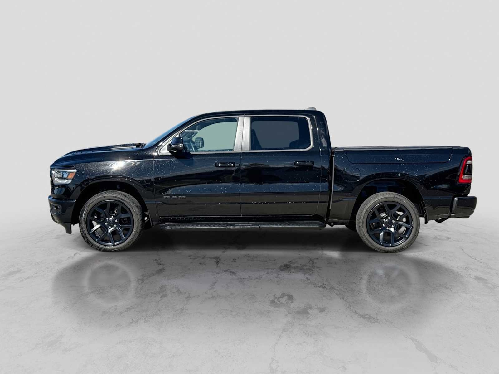 Used 2024 RAM 1500 Laramie AWD/4WD image 3