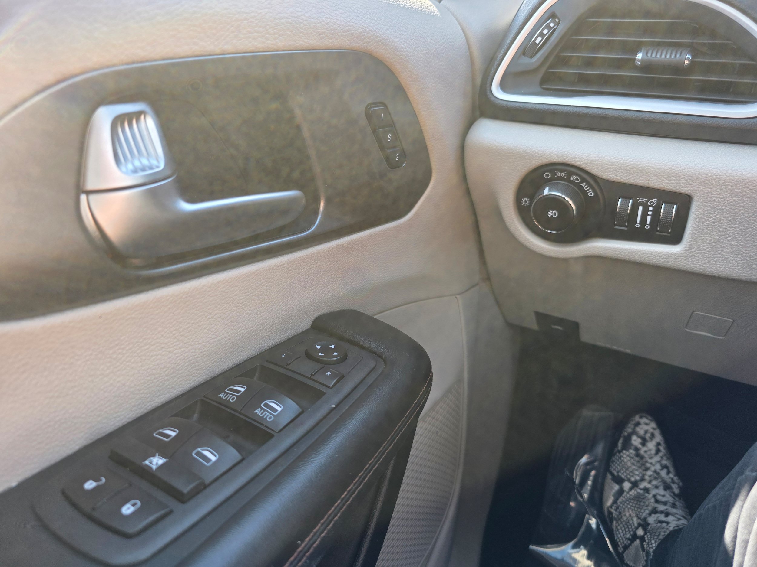 Used 2020 Chrysler Pacifica Touring-L FWD image 18
