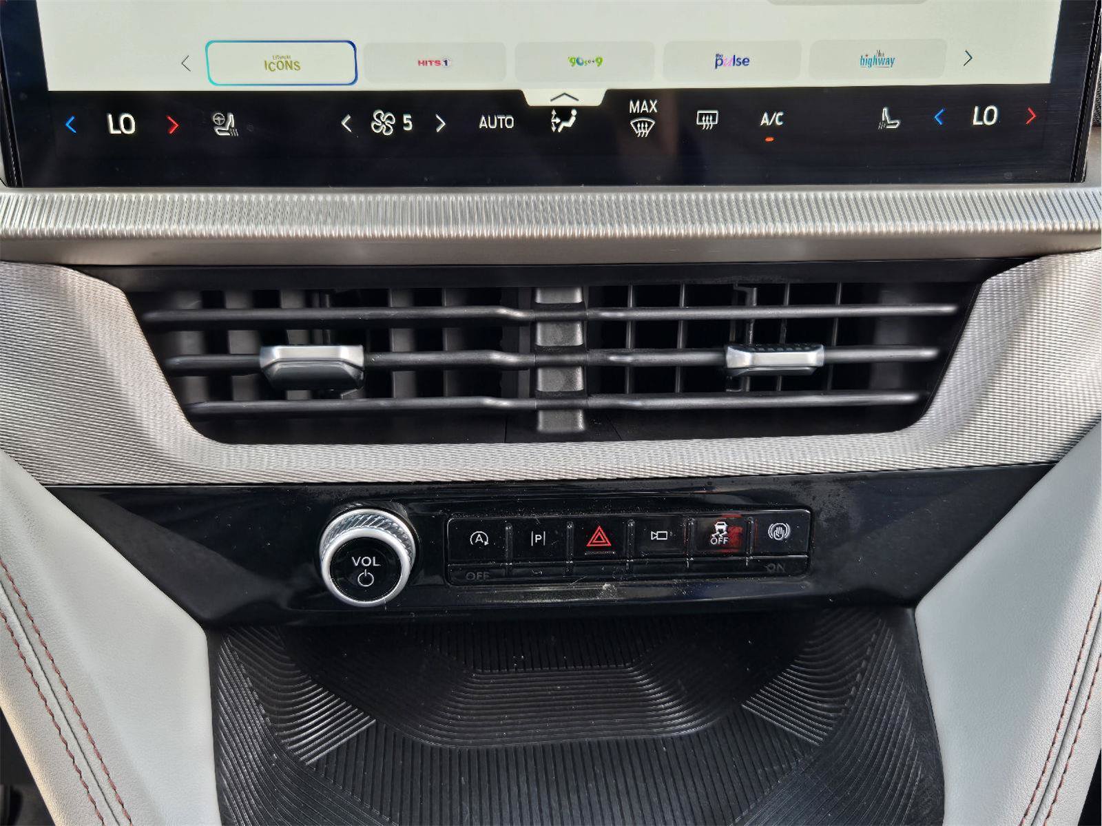 Certified 2025 Ford Explorer Active w/ Active Comfort Package RWD image 17