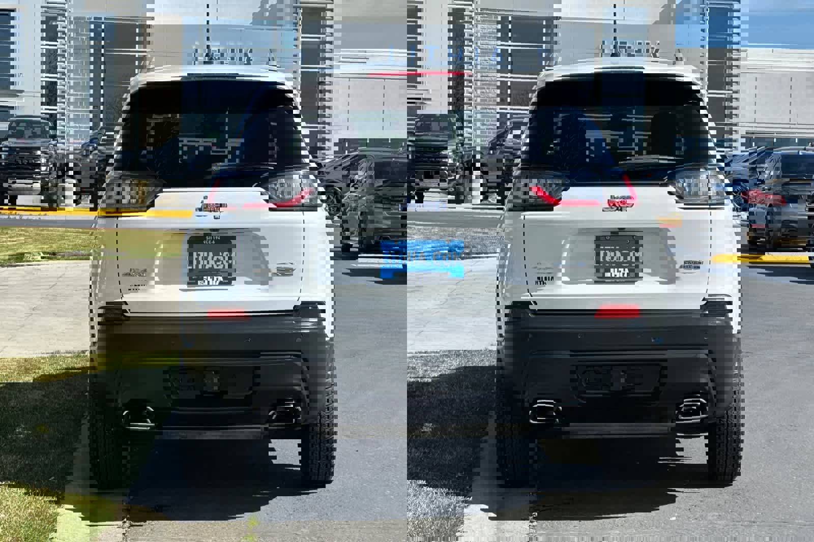 Used 2019 Jeep Cherokee Latitude Plus w/ Comfort/Convenience Group image 4