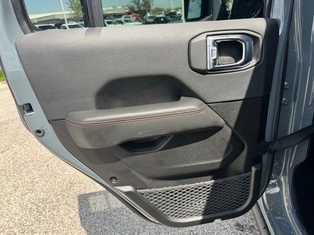 Used 2025 Jeep Wrangler Unlimited Rubicon AWD/4WD image 24