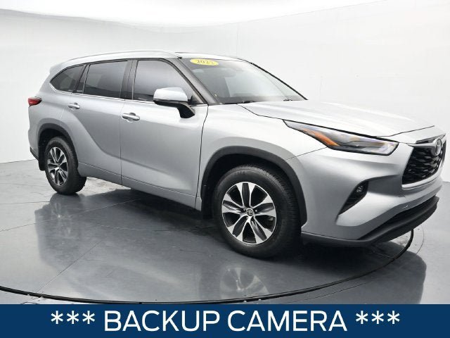 Used 2022 Toyota Highlander XLE AWD/4WD image 2