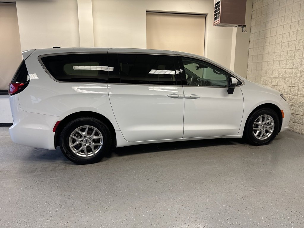 Used 2023 Chrysler Pacifica Touring-L image 50