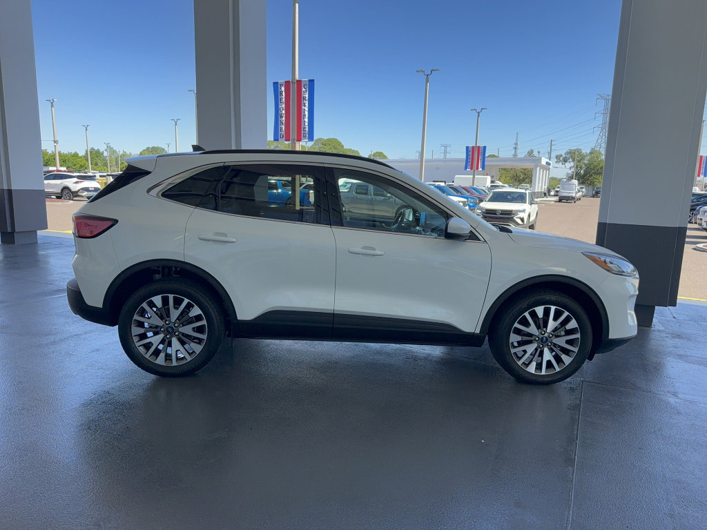 Certified 2022 Ford Escape Titanium AWD/4WD image 5