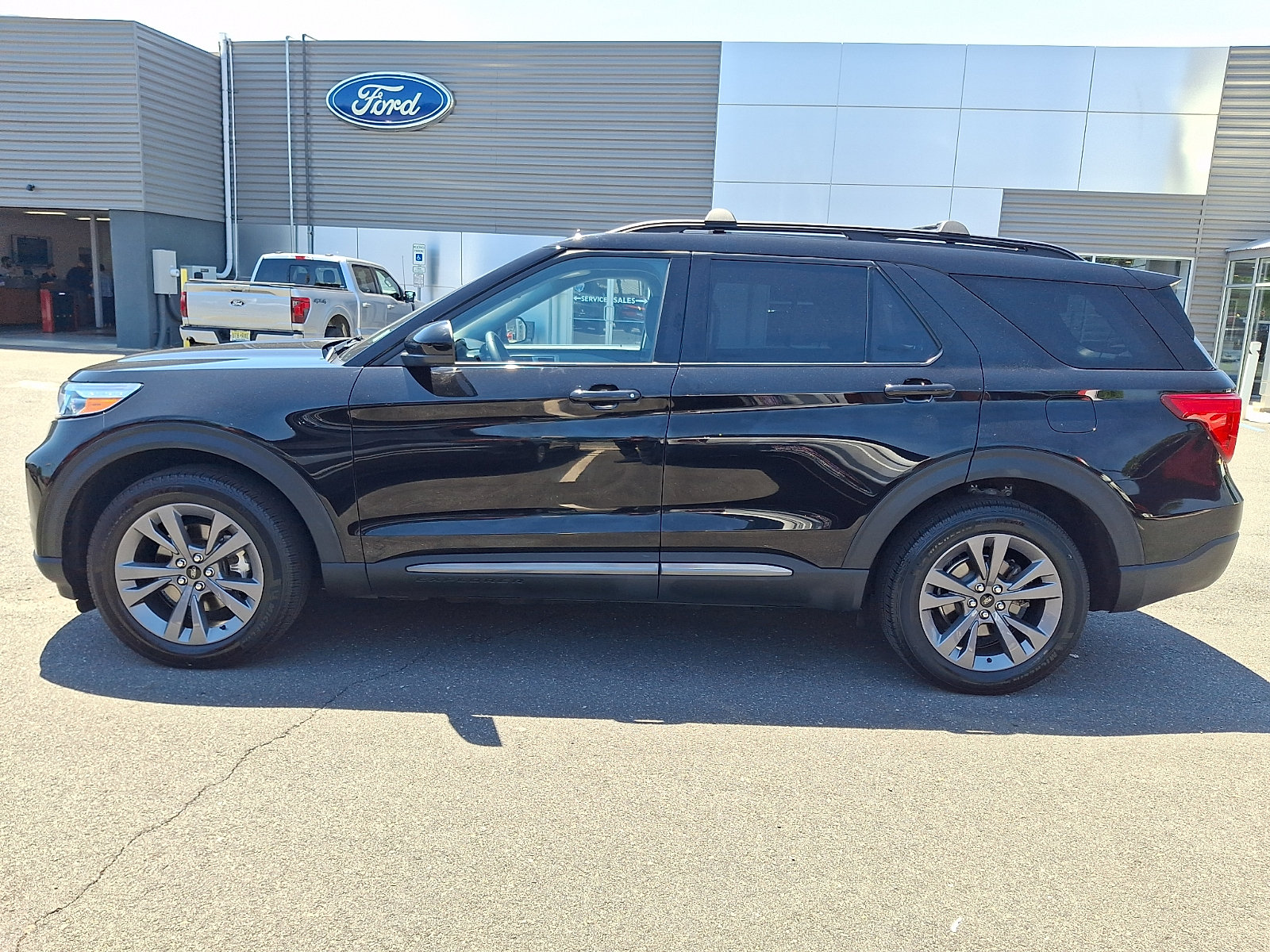 Certified 2023 Ford Explorer XLT w/ Equipment Group 202A AWD/4WD image 6