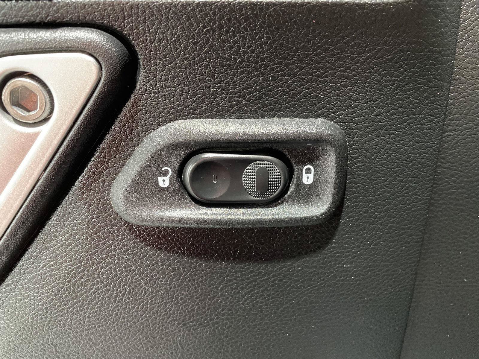 Used 2018 Jeep Wrangler Unlimited Sahara AWD/4WD image 32