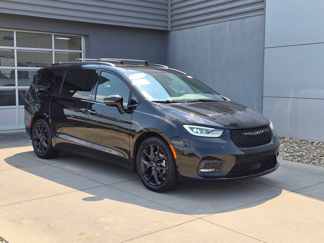 Used 2025 Chrysler Pacifica Limited FWD image 2