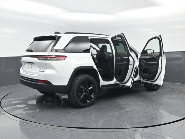 Used 2023 Jeep Grand Cherokee Limited w/ Black Appearance Package AWD/4WD image 29