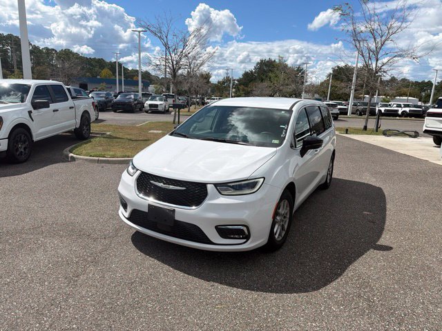 Used 2024 Chrysler Pacifica Touring-L FWD image 11