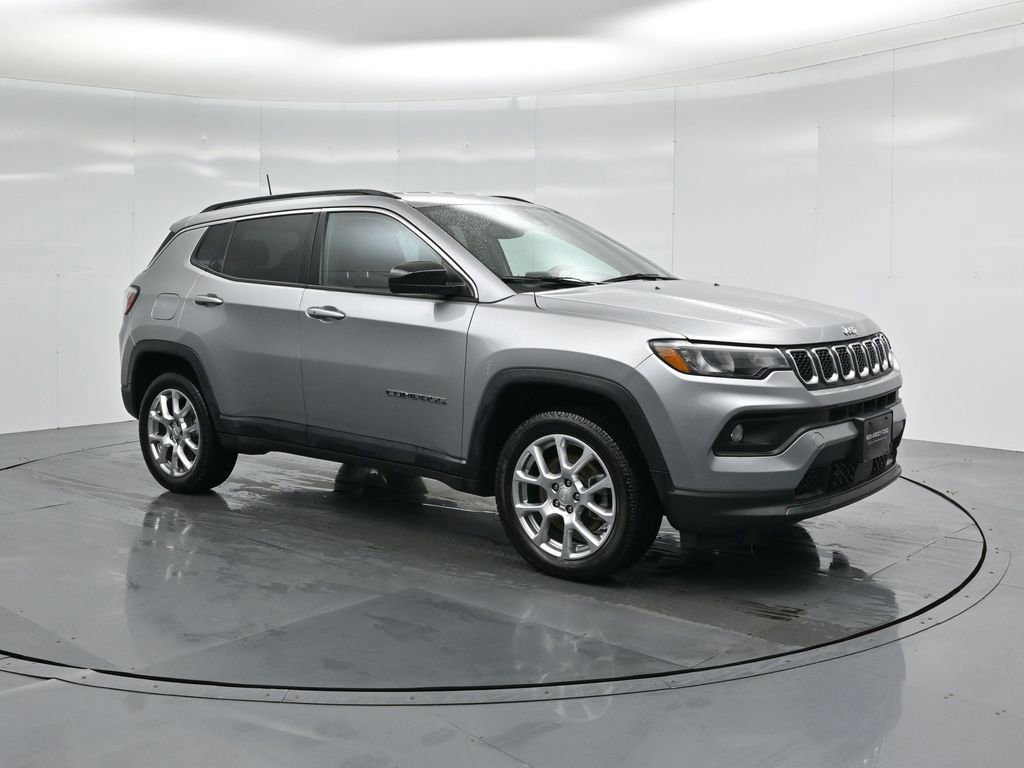 Used 2023 Jeep Compass Latitude image 10