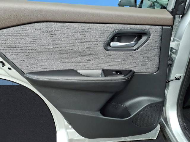 Used 2023 Nissan Rogue SV AWD/4WD image 16