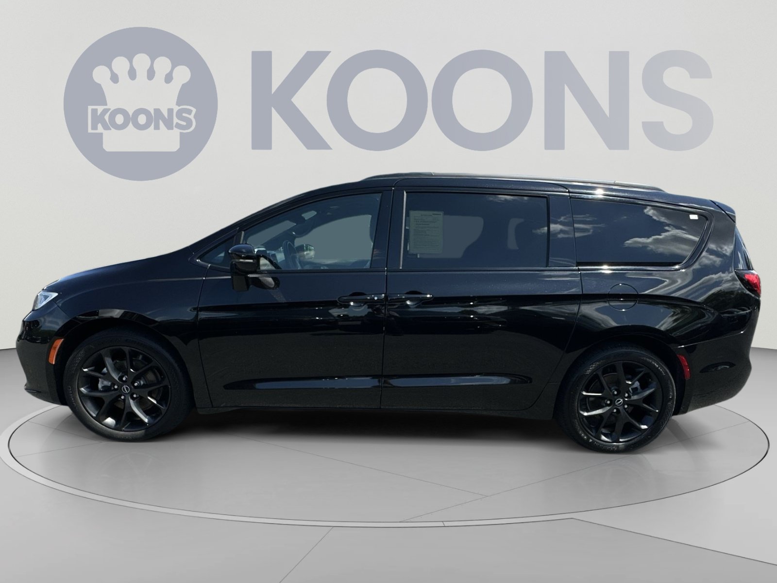 Used 2025 Chrysler Pacifica Limited FWD image 13