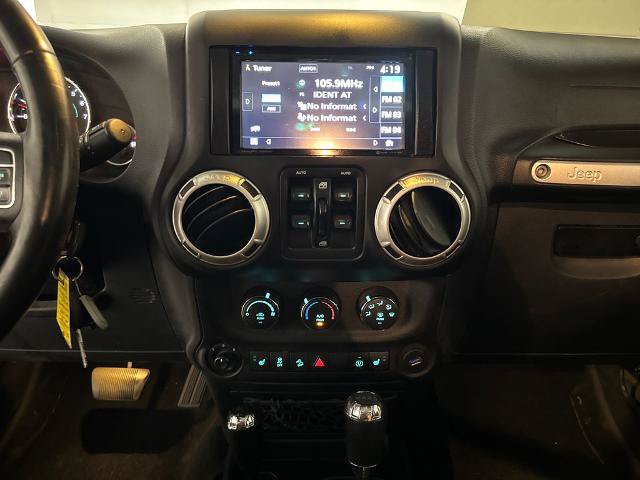 Used 2018 Jeep Wrangler Unlimited Sahara w/ Connectivity Group AWD/4WD image 23