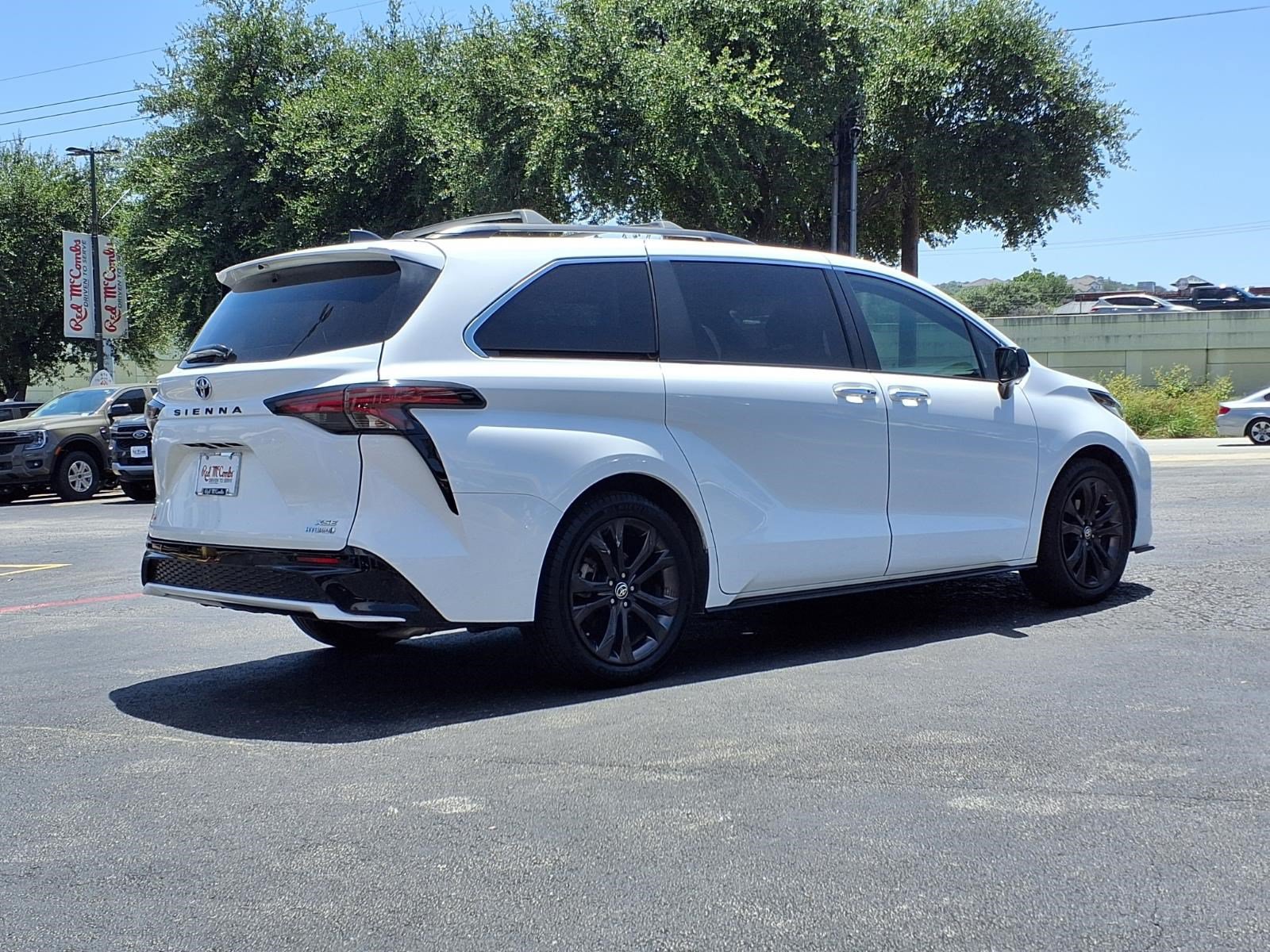Used 2023 Toyota Sienna XSE FWD image 6