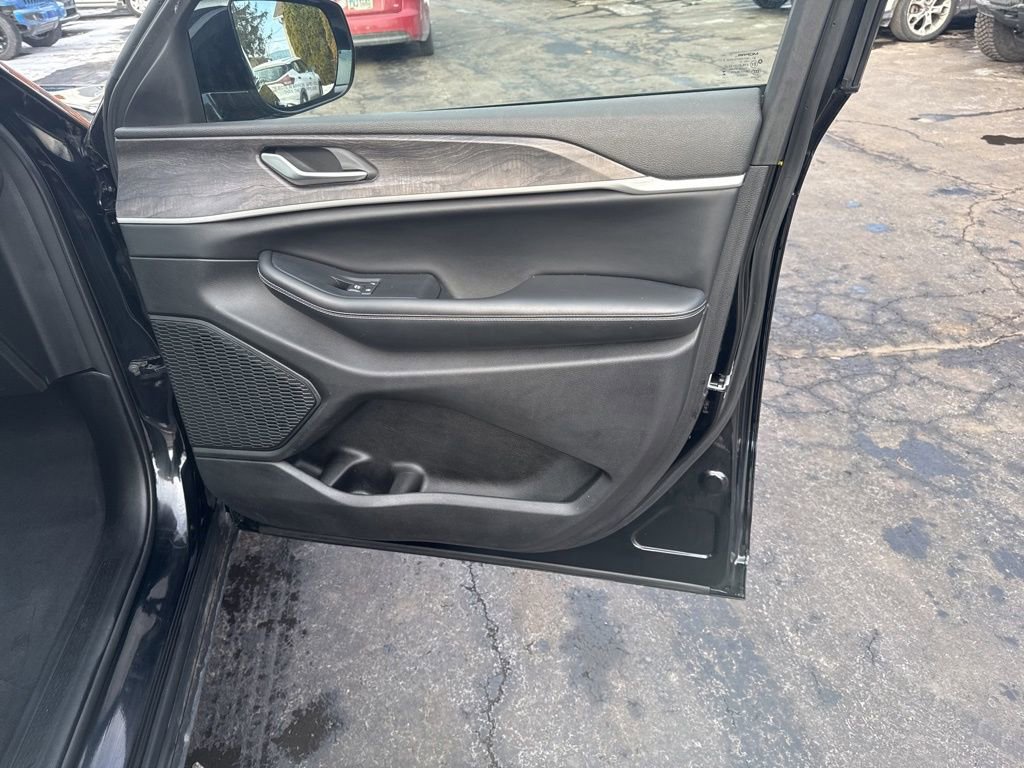 Used 2023 Jeep Grand Cherokee Limited image 47