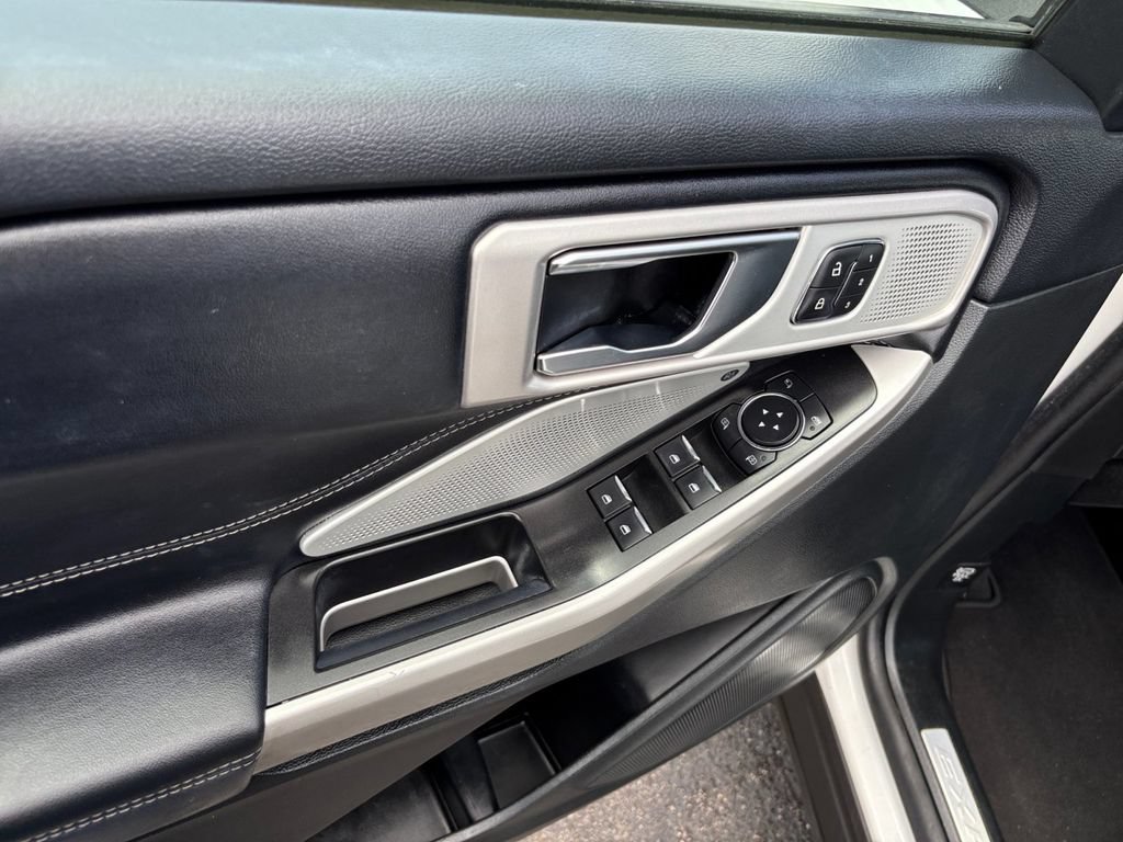 Certified 2022 Ford Explorer Limited w/ Limited Technology Package RWD image 16
