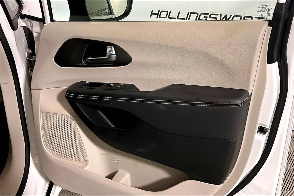 Used 2023 Chrysler Pacifica Touring-L FWD image 19