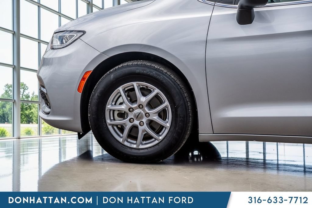 Used 2023 Chrysler Pacifica Touring-L FWD image 33