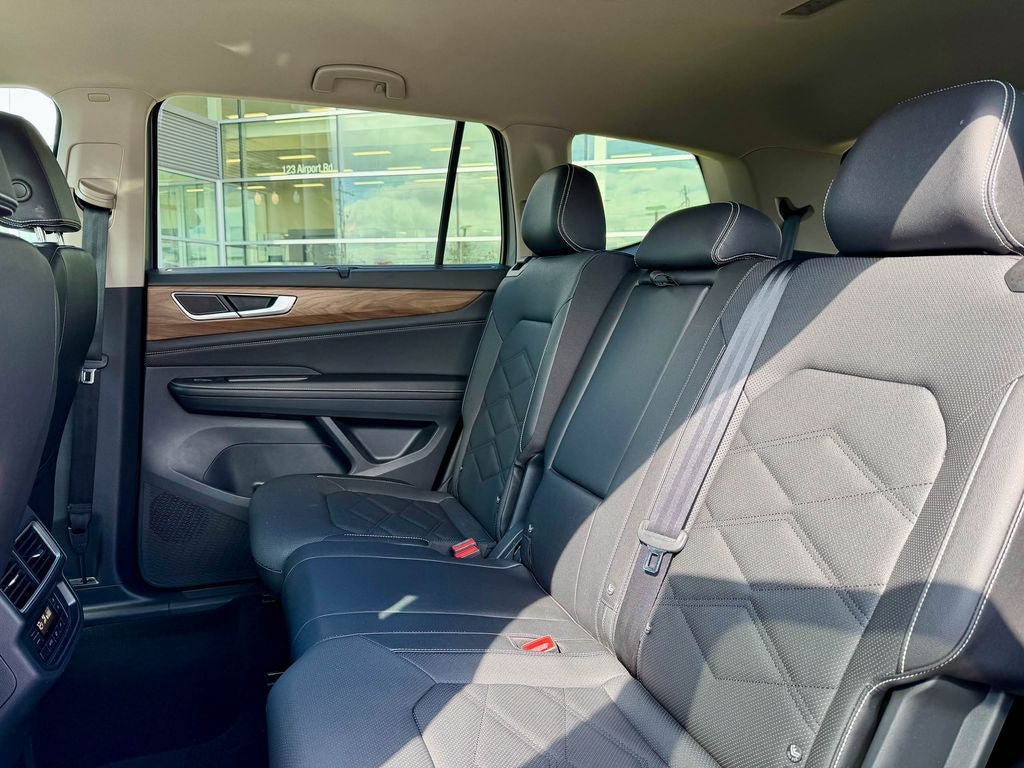 Used 2025 Volkswagen Atlas SE AWD/4WD image 14