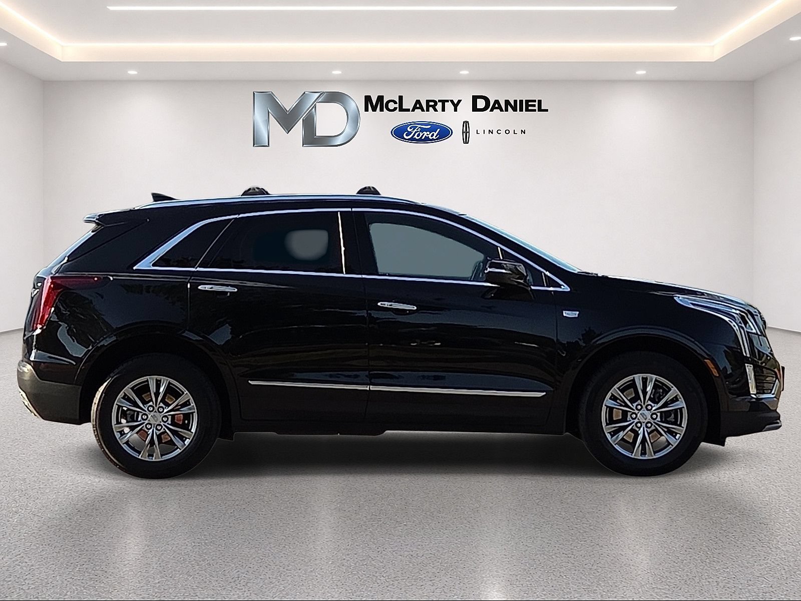 Used 2022 Cadillac XT5 Premium Luxury w/ LPO, Floor Liner Package FWD image 6