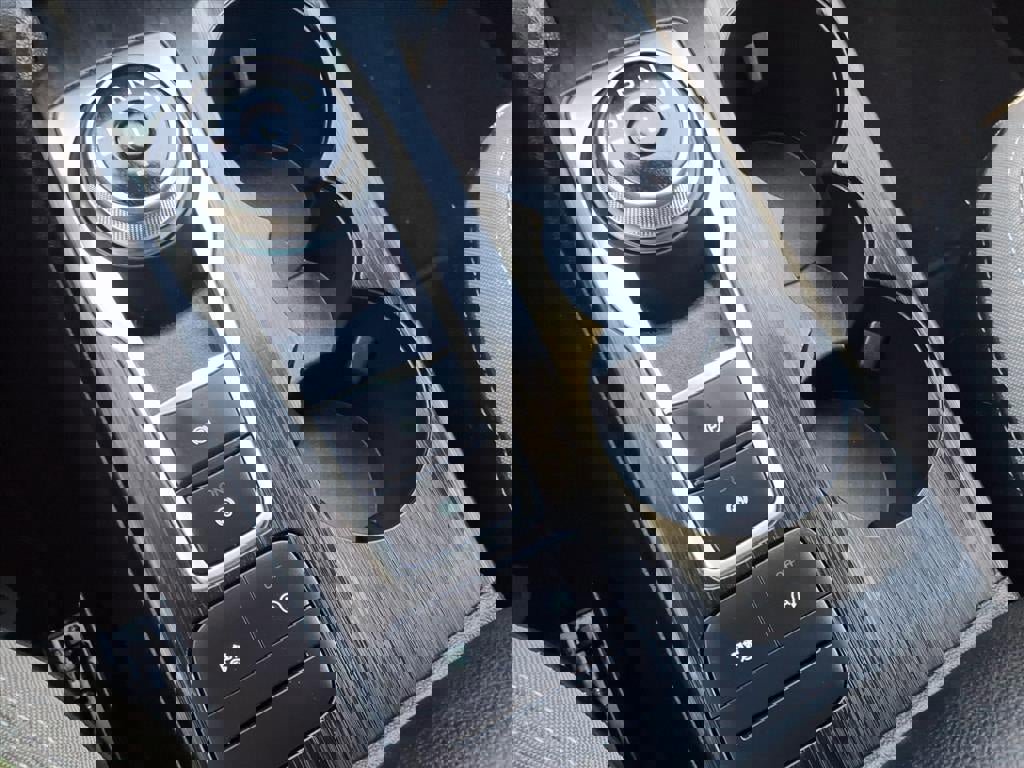 Certified 2022 Ford Escape SE w/ SE Sport Appearance Package image 28