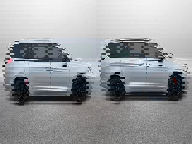 Used 2024 Chrysler Pacifica Touring-L image 2