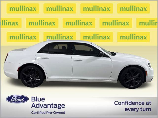 Used 2023 Chrysler 300 Touring w/ Safetytec Plus Group RWD image 2
